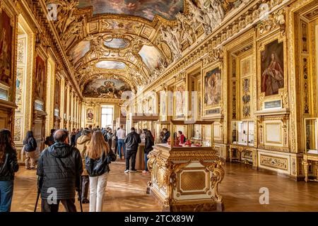 La superbe Galerie d'Apollon à l'intérieur du Musée du Louvre, les principales attractions de la galerie sont les pièces restantes des joyaux de la Couronne française, Paris Banque D'Images