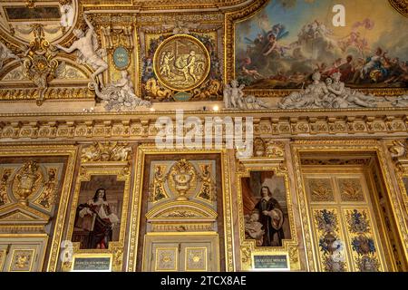 La superbe Galerie d'Apollon à l'intérieur du Musée du Louvre, les principales attractions de la galerie sont les pièces restantes des joyaux de la Couronne française, Paris Banque D'Images