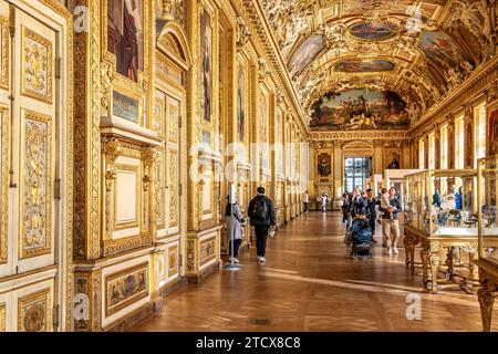 La superbe Galerie d'Apollon à l'intérieur du Musée du Louvre, les principales attractions de la galerie sont les pièces restantes des joyaux de la Couronne française, Paris Banque D'Images