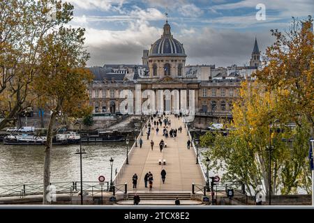 La vue du Pont des Arts, une passerelle piétonne sur la Seine vu du Musée du Louvre, Paris, France Banque D'Images