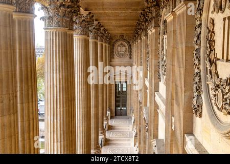 Gros plan des colonnes extérieures du musée du Louvre à Paris, France Banque D'Images
