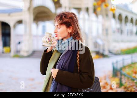 Fille à Karlovy Vary boire de l'eau minérale Banque D'Images