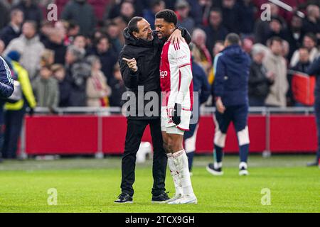 Amsterdam, pays-Bas. 14 décembre 2023. AMSTERDAM, PAYS-BAS - DÉCEMBRE 14 : l'entraîneur-chef John van t Schip de l'Ajax s'entretient avec Chuba Akpom de l'Ajax lors du match de groupe B de l'UEFA Europa League 2023/24 entre l'Ajax et l'AEK Athènes au Johan Cruijff Arena le 14 décembre 2023 à Amsterdam, pays-Bas. (Photo Andre Weening/Orange Pictures) crédit : Orange pics BV/Alamy Live News Banque D'Images