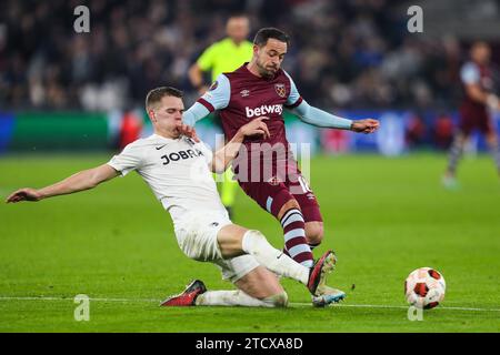 Danny Ings de West Ham United ressent la pression de Matthias Ginter du SC Freiburg lors du match West Ham United FC contre SC Freiburg UEFA Europa League Group A au London Stadium, Londres, Angleterre, Royaume-Uni le 14 décembre 2023 Credit : Every second Media/Alamy Live News Banque D'Images