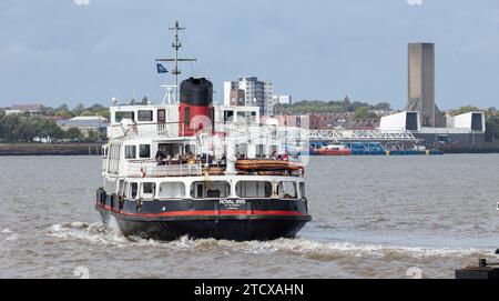 Liverpool, royaume-uni Mai, 16, 2023 ferry de passagers de renommée mondiale sur la rivière Mersey avec Birkenhead en arrière-plan Banque D'Images