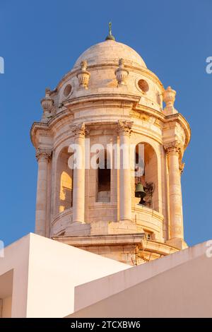 Vue du clocher de la cathédrale de la Sainte Croix contre le ciel bleu à l'aube. Cadix. Espagne. Andalousie. Banque D'Images