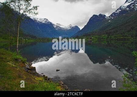 Floen Lake , Oldedalen Valley, Olden, Stryn dans le comté de Vestland, Norvège Banque D'Images