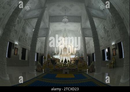 Un Bouddha blanc principal est assis dans l'église bouddhiste thaïlandaise. C'est un beau Bouddha au temple Wat Huay Pla Kang dans la province de Chiang Rai en Thaïlande. Banque D'Images