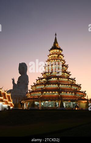 Scène du crépuscule de Phop Chok ThamaChedi Phra Maha Chedi, Guan Yin Bodhisattva Statue la plus grande de Thaïlande. AU temple Wat Hua Pla Kang. Banque D'Images