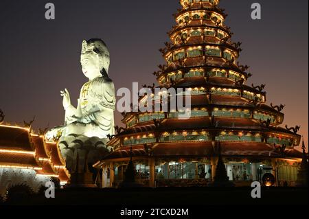 Scène du crépuscule de Phop Chok ThamaChedi Phra Maha Chedi, Guan Yin Bodhisattva Statue la plus grande de Thaïlande. AU temple Wat Hua Pla Kang. Banque D'Images