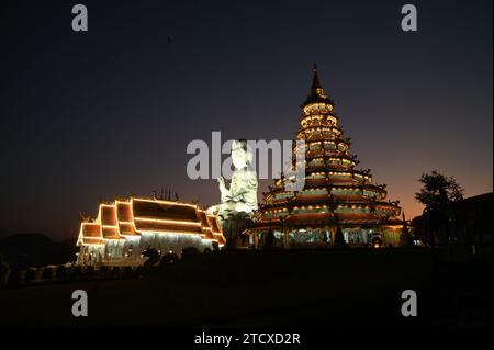 Scène du crépuscule de Phop Chok ThamaChedi Phra Maha Chedi, Guan Yin Bodhisattva Statue la plus grande de Thaïlande. AU temple Wat Hua Pla Kang. Banque D'Images