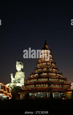 Scène du crépuscule de Phop Chok ThamaChedi Phra Maha Chedi, Guan Yin Bodhisattva Statue la plus grande de Thaïlande. AU temple Wat Hua Pla Kang. Banque D'Images