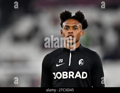 Londres, Royaume-Uni. 14 décembre 2023. Junior Adamu (SC Freiburg) dans l'échauffement lors du match West Ham vs SC Freiburg UEFA Europa League, groupe A, au London Stadium Stratford. Crédit : MARTIN DALTON/Alamy Live News Banque D'Images