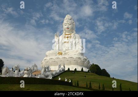 Guan Yin Bodhisattva Statue la plus grande statue Kuan Yin de Thaïlande. AU temple Wat Huay Pla Kang. Banque D'Images