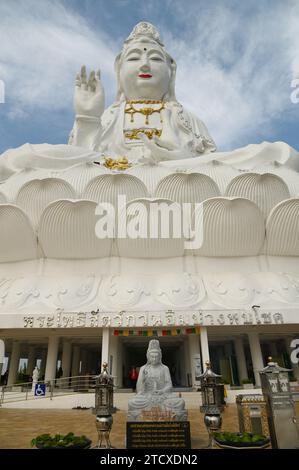 Guan Yin Bodhisattva Statue la plus grande statue Kuan Yin de Thaïlande. AU temple Wat Huay Pla Kang. Banque D'Images