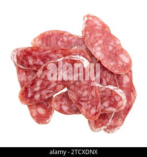 tranches de fuet espagnol saucisse de salami séchée mince isolé sur fond blanc avec chemin de découpage, vue de dessus Banque D'Images