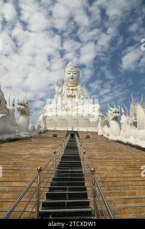 Guan Yin Bodhisattva Statue la plus grande statue Kuan Yin de Thaïlande. AU temple Wat Huay Pla Kang. Banque D'Images