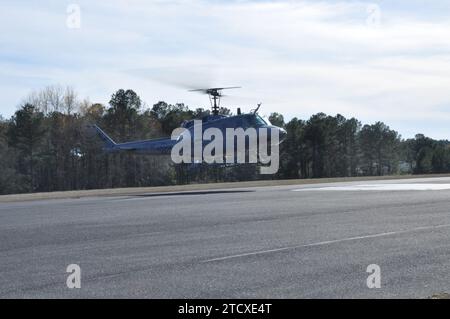 L'hélicoptère TH-1H Huey de l'US Air Force 23rd Flying Training Squadron se prépare à atterrir à un point de ravitaillement près de l'aérodrome de l'armée de Cairns, en Alabama, lors d'un vol d'entraînement le 5 décembre 2023. Le 23rd FTS s’est associé à la 908th Airlift Wing pour aider à préparer les membres d’équipage du 908th Airlift à leur future mission en tant qu’école de formation officielle pour l’hélicoptère MH-139a Grey Wolf. (Photo de Bradley J. Clark de l'US Air Force) Banque D'Images