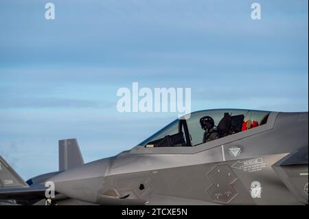 Le lieutenant-colonel Luke « Spider » Bledsoe, directeur des opérations du 187th Operations Group, Alabama Air National Guard, taxi un F-35a Lightning II affecté au 134th Fighter Squadron, à la base de la Garde nationale aérienne du Vermont, South Burlington, Vermont, le 14 décembre 2023. L'Alabama Air National Guard s'est associé à la Vermont Air National Guard, empruntant deux F-35 pour continuer à s'entraîner avec le plus récent avion de chasse de 5e génération des Forces aériennes, alors qu'ils attendent que d'autres F-35 arrivent de Lockheed Martin. (Photo de la Garde nationale aérienne des États-Unis par le sergent-maître Michael Davis) Banque D'Images