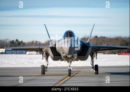 Le lieutenant-colonel Luke « Spider » Bledsoe, directeur des opérations du 187th Operations Group, Alabama Air National Guard, prépare un F-35a Lightning II, affecté au 134th Fighter Squadron, Vermont Air National Guard, pour décoller à la base de la Vermont Air National Guard, South Burlington, Vermont, le 14 décembre 2023. L'Alabama Air National Guard s'est associé à la Vermont Air National Guard, empruntant deux F-35 pour continuer à s'entraîner avec le plus récent avion de chasse de 5e génération des Forces aériennes, alors qu'ils attendent que d'autres F-35 arrivent de Lockheed Martin. (Photo de la Garde nationale de l'Air des États-Unis par Seni Banque D'Images