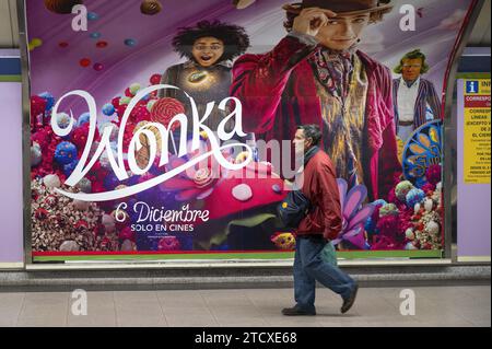 Madrid, Espagne. 2 décembre 2023. Un voyageur passe devant une affiche publicitaire à l'intérieur de la station de métro faisant la promotion du film Wonka, produit par Warner Bros, réalisé par Paul King et mettant en vedette Timothée Chalamet en Espagne. (Image de crédit : © Xavi Lopez/SOPA Images via ZUMA Press Wire) USAGE ÉDITORIAL SEULEMENT! Non destiné à UN USAGE commercial ! Banque D'Images