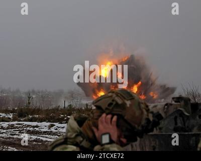 Sgt. État-major de l'armée américaine Sgt Anthony McDaniel, un ingénieur de combat du 9e bataillon du génie de la 2e brigade blindée de l'équipe de combat de la 3e division d'infanterie, des appareils pour une explosion ont explosé pendant l'entraînement à la zone d'entraînement de Bemowo Piskie, Pologne, le 13 novembre 2023. La mission de la 3e Division d’infanterie en Europe est de s’engager dans des entraînements et des exercices multinationaux à travers le continent, en travaillant aux côtés des alliés de l’OTAN et des partenaires de sécurité régionaux pour fournir des forces crédibles au combat au V corps, le corps avancé déployé des États-Unis en Europe. (Photo de l'armée américaine par le sergent Alex Soliday) Banque D'Images