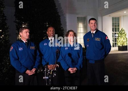 Washington, États-Unis d ' Amérique. 14 décembre 2023. Les membres de l'équipage d'Artemis II, Reid Wiseman(L), Victor Glover(2nd L), Christina Hammock Koch(2nd R) et Jeremy Hansen(R), s'adressent tour à tour aux médias devant la Maison Blanche à Washington, DC, après avoir rencontré le président américain Joe Biden, le 14 décembre 2023. Crédit : Chris Kleponis/Pool/Sipa USA crédit : SIPA USA/Alamy Live News Banque D'Images