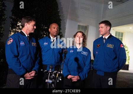 Washington, États-Unis d ' Amérique. 14 décembre 2023. Les membres de l'équipage d'Artemis II, Reid Wiseman(L), Victor Glover(2nd L), Christina Hammock Koch(2nd R) et Jeremy Hansen(R), s'adressent tour à tour aux médias devant la Maison Blanche à Washington, DC, après avoir rencontré le président américain Joe Biden, le 14 décembre 2023. Crédit : Chris Kleponis/Pool/Sipa USA crédit : SIPA USA/Alamy Live News Banque D'Images