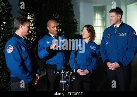 Washington, États-Unis d ' Amérique. 14 décembre 2023. Les membres de l'équipage d'Artemis II, Reid Wiseman(L), Victor Glover(2nd L), Christina Hammock Koch(2nd R) et Jeremy Hansen(R), s'adressent tour à tour aux médias devant la Maison Blanche à Washington, DC, après avoir rencontré le président américain Joe Biden, le 14 décembre 2023. Crédit : Chris Kleponis/Pool/Sipa USA crédit : SIPA USA/Alamy Live News Banque D'Images