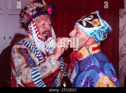 Des hommes du village d'Allandale, Northumberland en 1987 se mettent en costume pour marcher dans le festival annuel de la Saint-Sylvestre Tar Bar'l où les villageois défilent autour avec des cuves de goudron brûlantes sur leurs têtes. Banque D'Images