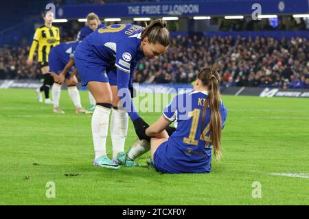 Londres, Royaume-Uni. 14 décembre 2023. Stamford Bridge, Angleterre, le 14 décembre 2023 : Johanna Rytting Kaneryd (Chelsea 19) s’assure que sa coéquipière Fran Kirby (Chelsea 14) va bien pendant le match entre Chelsea et BK Häcken à Stamford Bridge, Londres, Angleterre. (Bettina Weissensteiner/SPP) crédit : SPP Sport Press photo. /Alamy Live News Banque D'Images