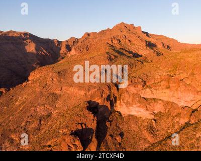 Diverses images de drones des montagnes de superstition dans le canyon d'or Arizona prises à différents moments de la journée. Banque D'Images