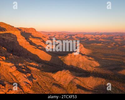 Diverses images de drones des montagnes de superstition dans le canyon d'or Arizona prises à différents moments de la journée. Banque D'Images