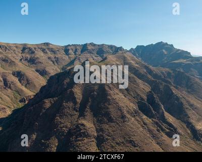 Diverses images de drones des montagnes de superstition dans le canyon d'or Arizona prises à différents moments de la journée. Banque D'Images