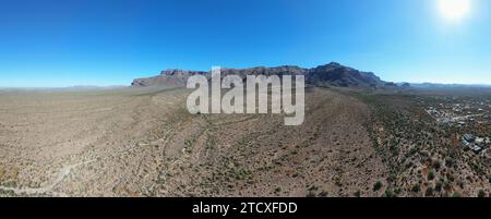 Diverses images de drones des montagnes de superstition dans le canyon d'or Arizona prises à différents moments de la journée. Banque D'Images