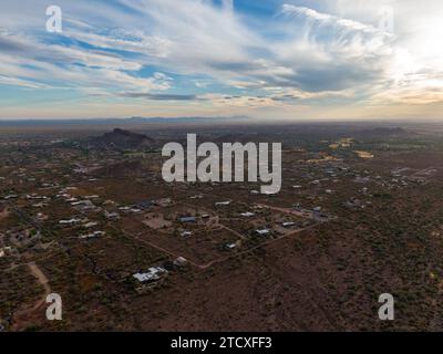 Diverses images de drones des montagnes de superstition dans le canyon d'or Arizona prises à différents moments de la journée. Banque D'Images