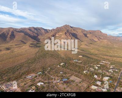 Diverses images de drones des montagnes de superstition dans le canyon d'or Arizona prises à différents moments de la journée. Banque D'Images