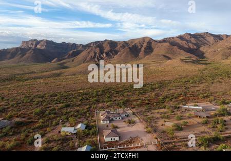 Diverses images de drones des montagnes de superstition dans le canyon d'or Arizona prises à différents moments de la journée. Banque D'Images