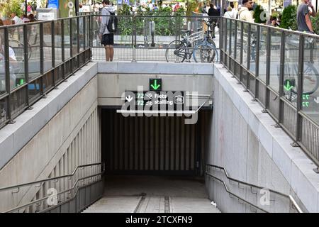 Entrée à un parking souterrain pour vélos dans le centre-ville d'Anvers Banque D'Images