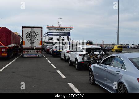 Voitures et camions attendant en ligne pour embarquer sur le ferry au port de Calais car ferry Banque D'Images