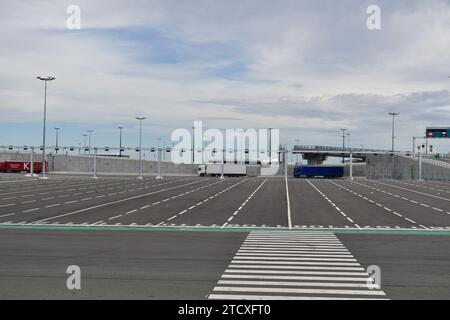 Camions passant par un parking vide utilisé par les véhicules attendant d'embarquer sur un ferry dans le port car ferry de Calais Banque D'Images