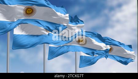 Quatre drapeaux nationaux argentins brandissant par temps clair. Trois bandes horizontales bleues et blanches égales avec le Soleil de mai au centre. illustration 3d réf Banque D'Images