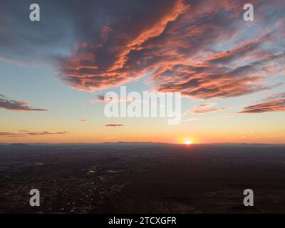 Diverses images de drones des montagnes de superstition dans le canyon d'or Arizona prises à différents moments de la journée. Banque D'Images