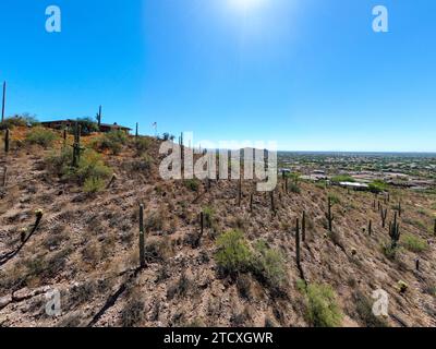 Diverses images de drones des montagnes de superstition dans le canyon d'or Arizona prises à différents moments de la journée. Banque D'Images