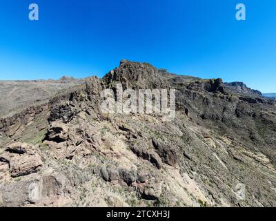 Diverses images de drones des montagnes de superstition dans le canyon d'or Arizona prises à différents moments de la journée. Banque D'Images