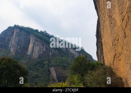 Vue depuis le chemin vers le temple en bois sur le chemin de Da Wang shan, Chine. Image d'arrière-plan verticale avec espace de copie pour le texte Banque D'Images