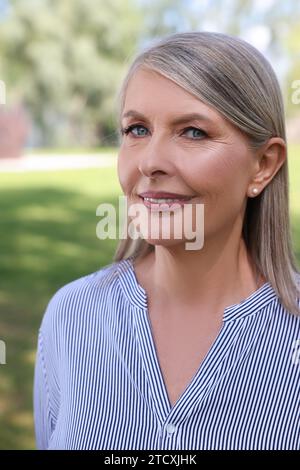 Portrait de belle femme âgée heureuse à l'extérieur Banque D'Images