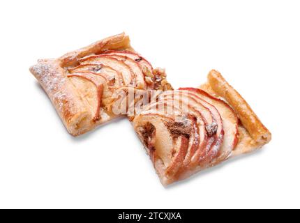 Morceaux de délicieuse tarte aux pommes avec du sucre en poudre isolé sur blanc Banque D'Images