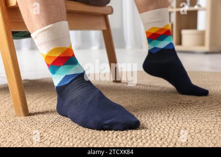 Homme dans des chaussettes colorées élégantes à l'intérieur, gros plan Banque D'Images