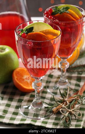 Cocktail Sangria de Noël dans des verres et des ingrédients sur la table Banque D'Images